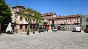 Real Sitio de San Ildefonso (III) 4 Plaza adoquinada de Valsaín, donde se encuentra la panadería.