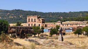 Real Sitio de San Ildefonso (III) 2 Ruinas del Palacio de Valsaín vistas desde el monumento a los carreteros, que recuerda que este pequeño poblado susbsiste gracias a sus pinares.