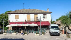 En las proximidades del palacio 7 En la calle Segovia, SG-V-7212, en Navas de Riofrío encontramos bares como Casa Poli, junto a la iglesia.