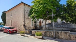 En las proximidades del palacio 5 El ayuntamiento de Navas de Riofrío visto desde el lateral.