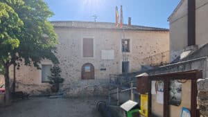 En las proximidades del palacio 4 Ayuntamiento de Navas de Riofrío.