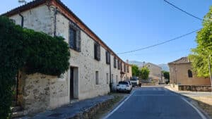 En las proximidades del palacio 2 Las características casas empedradas que discurren a lo largo de la SG-V-7212, o calle Segovia.