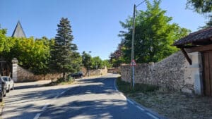 En las proximidades del palacio 11 Los muros de cerramiento de las casas bordean la SG-V-7212.