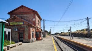 En las proximidades del palacio 8 La estación de tren mantiene en activo la característica construcción en piedra que en otros lugares se ha perdido.