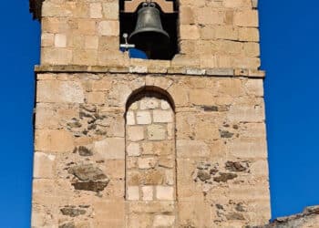 Los nidos de cigüeña campan a sus anchas en la torre campanario de la iglesia de la Inmaculada Concepción.