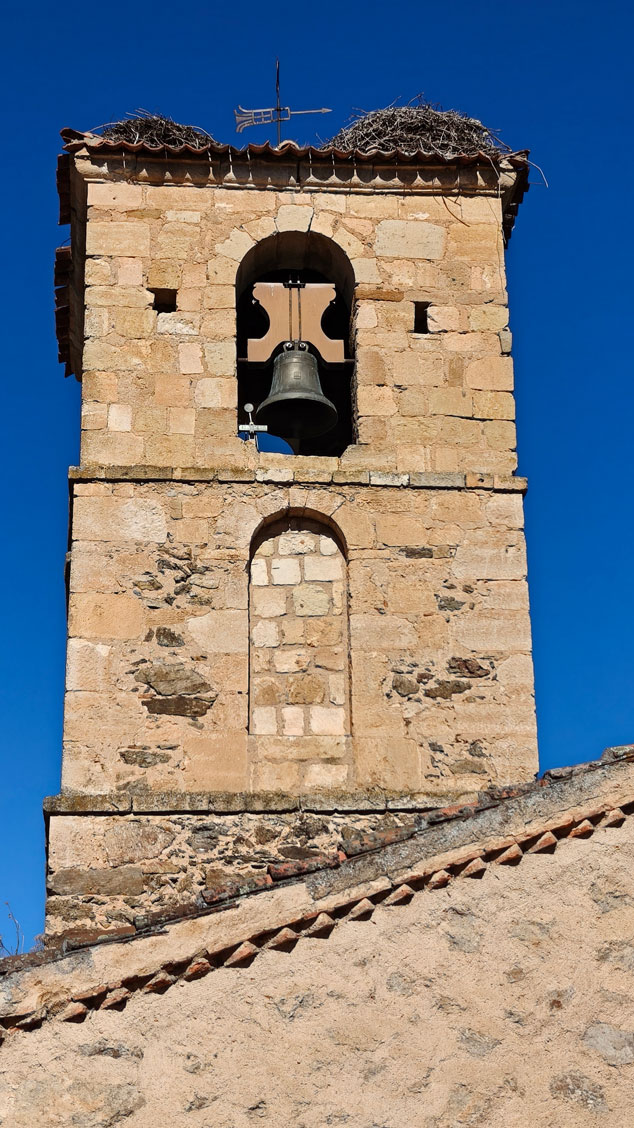 Los nidos de cigüeña campan a sus anchas en la torre campanario de la iglesia de la Inmaculada Concepción.