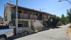 Grandes losas de granito 3 Casas cerca de la calle de los Molinos, en La Losa.