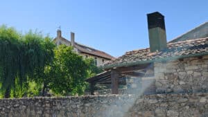 Grandes losas de granito 8 Los muros de piedra son un elemento característico del cierre de las fincas de las casas.