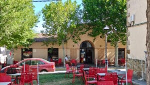 Grandes losas de granito 4 Frente al ayuntamiento está El Centro, dentro del propio centro cultural.