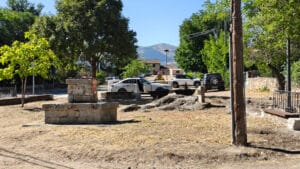 Grandes losas de granito 6 Fuente en el pequeño parquecito junto a la calle Real.