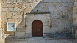 Grandes losas de granito 10 La iglesia de San Juan Evangelista fue declarada Bien de Interés Cultural en 1995.