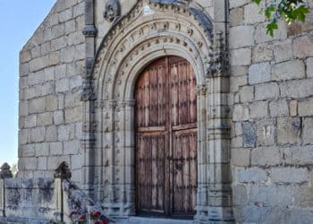 Portada de la iglesia de San Juan Evangelista.
