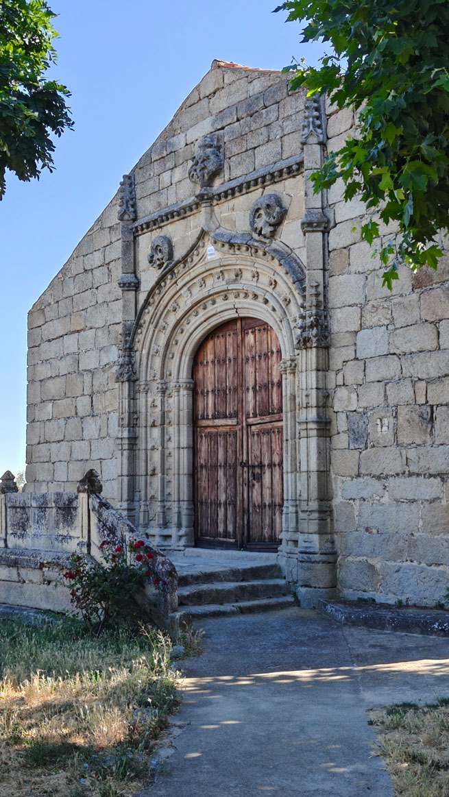 Grandes losas de granito 1 Portada de la iglesia de San Juan Evangelista.