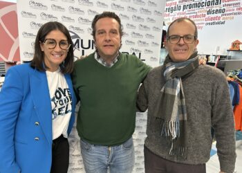 El CEO de Mundo Laboral, Jorge Miguel Peña y la presidenta de la ASPD, Elena Gutiérrez, tras la firma./ASPD
