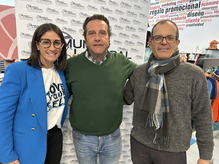 El CEO de Mundo Laboral, Jorge Miguel Peña y la presidenta de la ASPD, Elena Gutiérrez, tras la firma./ASPD