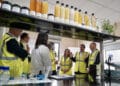Alfonso Fernández Mañueco visita la planta de aceites y oleaginosas de Acor. / Leticia Pérez