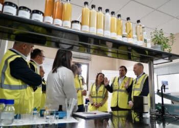 Alfonso Fernández Mañueco visita la planta de aceites y oleaginosas de Acor. / Leticia Pérez