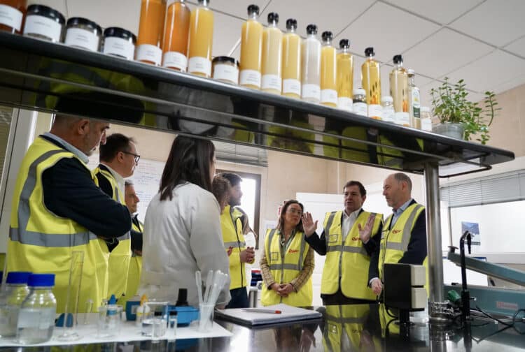 Alfonso Fernández Mañueco visita la planta de aceites y oleaginosas de Acor. / Leticia Pérez
