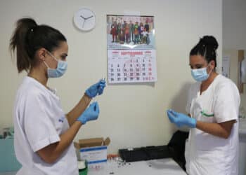 Según los datos, disminuyen los casos de gripe y aumentan los de VRS. / Brágimo