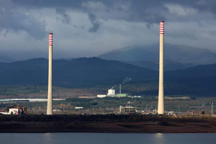 Endesa volará las chimeneas de Compostilla II el 12 de febrero 1 Vista de la central tras el derribo, en 2023, de sus dos torres de refrigeración. / César Sánchez