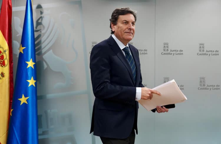 Comparecencia del consejero de Hacienda y portavoz de la Junta, Carlos Fernández, tras el Consejo de Gobierno. / Miriam Chacón