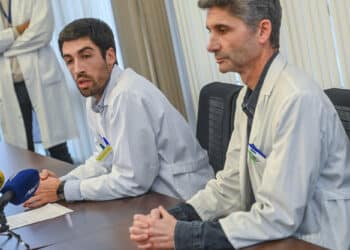 El gerente del HUBU, Carlos Cartón, y el jefe del Servicio de Oncología, Enrique Lastras, ofrecen una rueda de prensa para explicar detalles del error que ha provocado la muerte de dos pacientes. / Ricardo Ordóñez