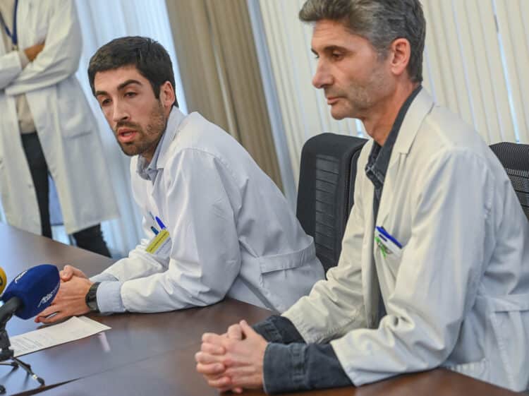 El gerente del HUBU, Carlos Cartón, y el jefe del Servicio de Oncología, Enrique Lastras, ofrecen una rueda de prensa para explicar detalles del error que ha provocado la muerte de dos pacientes. / Ricardo Ordóñez