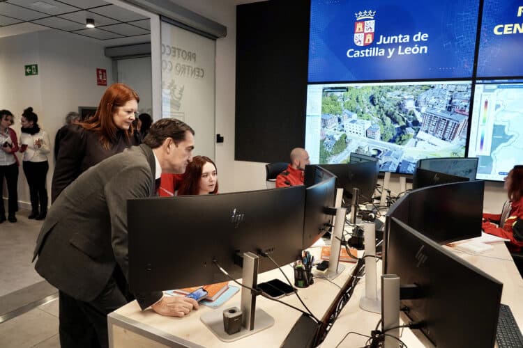El Consejero de Medio Ambiente inaugura las nuevas instalaciones del Centro Coordinador de Emergencias. / Eduardo Margareto