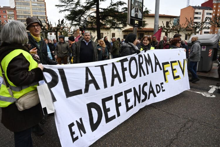 La Plataforma en Defensa de FEVE se movilizará todos los sábados por que el tren llegue al centro de León 1 Primera protesta, este sábado. / Peio García