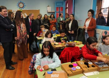 Los alumnos de 3º del CEIP Modesto Lafuente, en Palencia, prueban su kit trimestral para aprender jugando. / Brágimo
