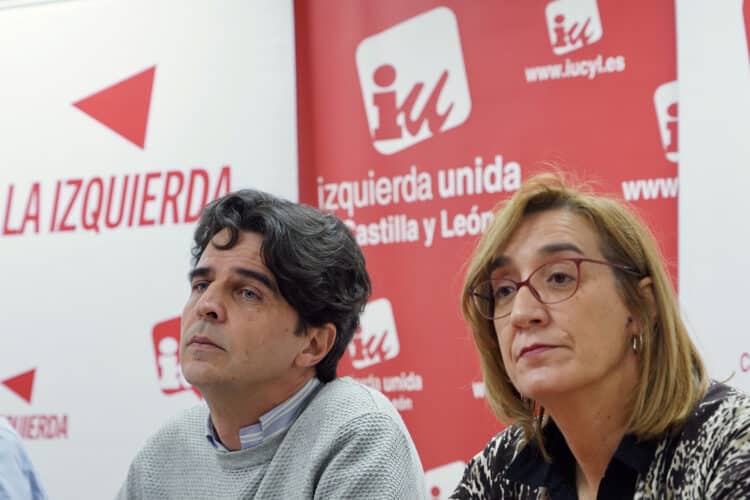 Rueda de prensa, este viernes, del coordinador autonómico de IU, Juan Gascón. / Miriam Chacón