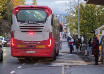 Imagen de archivo de un grupo de pasajeros que hace cola para acceder al autobús en la parada de la Guardia Civil. /KAMARERO