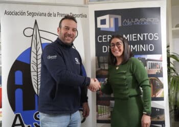 Un instante de la firma de convenio entre Aluminios Luis Miguel y ASPD./ASPD