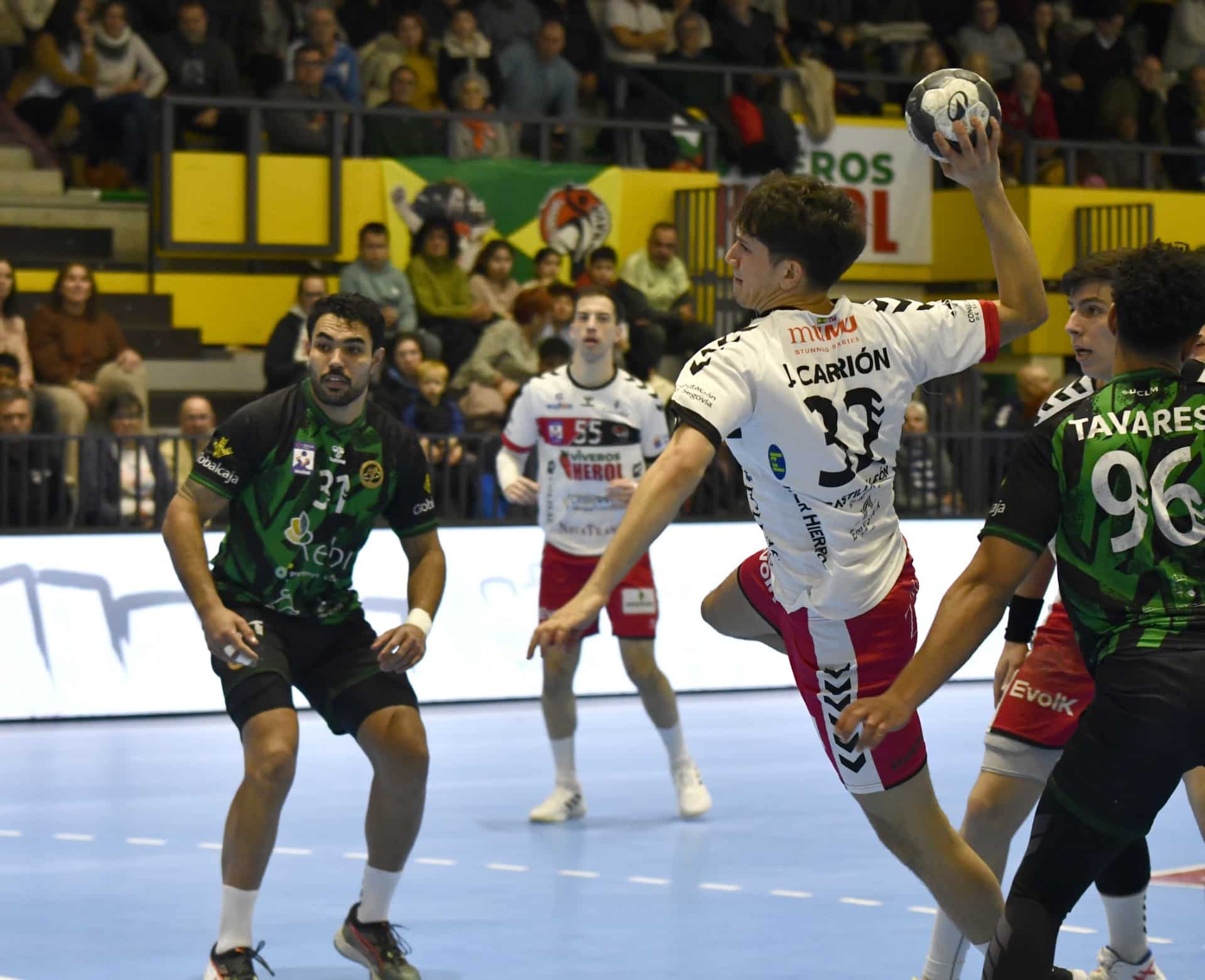 El BM Nava vence al Rebi Cuenca en su primer amistoso de invierno (35-33) 2 24 1