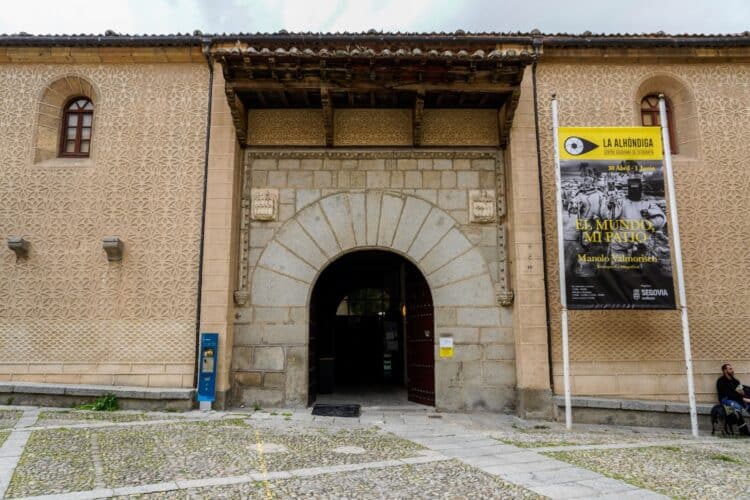 Acceso a la Alhóndiga./HÉCTOR CRIADO
