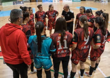 Agustín Pérez da instrucciones a la plantilla antes del encuentro copero entre Segosala y Les Corts./HÉCTOR CRIADO