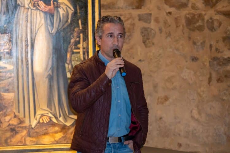 Agustín Cuenca, presidente de la Segoviana, durante la presentación de la tercera equipación./HÉCTOR CRIADO