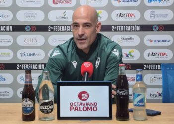 Ricardo de Andrés, en la rueda de prensa previa al encuentro ante el Rayo Cantabria./ JUAN MARTÍN-G. SEGOVIANA