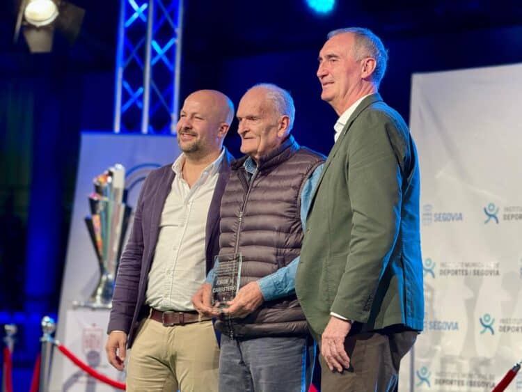 Jesús Garrido: “No vamos a parar de trabajar en favor del deporte en Segovia” 1 Jesús Garrido (i), junto a Jorge Carretero (c) y el alcalde de la ciudad, José Mazarías./ AYUNTAMIENTO