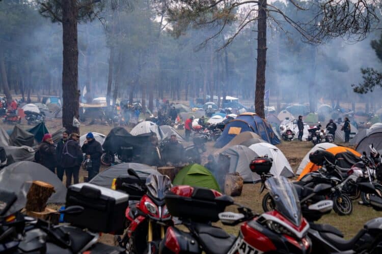 ‘La Leyenda Continúa’ congrega a cerca de 13.500 motoristas 1 La zona de camping se llenó de aficionados. /HÉCTOR CRIADO