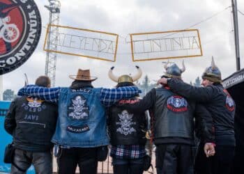 Miles de motoristas comparten historias, afición y compañerismo durante la concentración. /HÉCTOR CRIADO