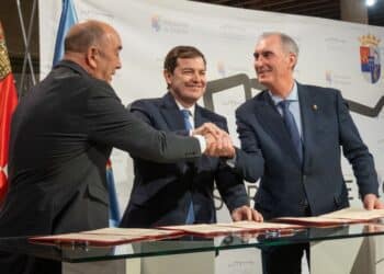 De Vicente, Mañueco y Mazarías, en la firma del protocolo para el nuevo vial de acceso a la Estación del AVE, efectuada en la tarde de ayer en la Diputación de Segovia. /Héctor Criado