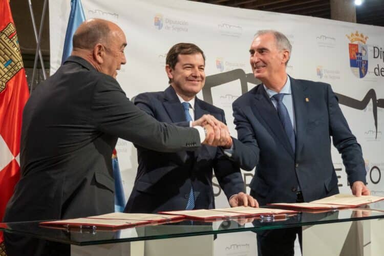 De Vicente, Mañueco y Mazarías, en la firma del protocolo para el nuevo vial de acceso a la Estación del AVE, efectuada en la tarde de ayer en la Diputación de Segovia. /Héctor Criado