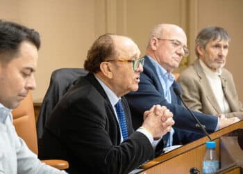 José María Ruiz, en el centro, preside la asamblea de Procose./ Héctor Criado