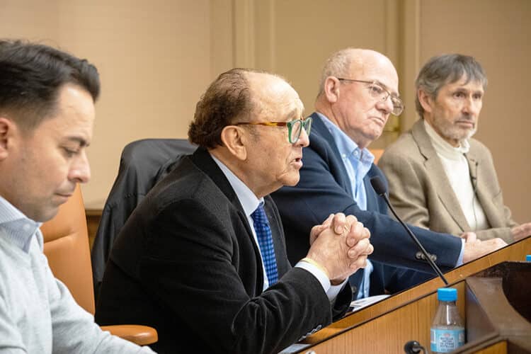 La producción de la marca de garantía Cochinillo de Segovia aumenta un 15% en 2025 1 José María Ruiz, en el centro, preside la asamblea de Procose./ Héctor Criado