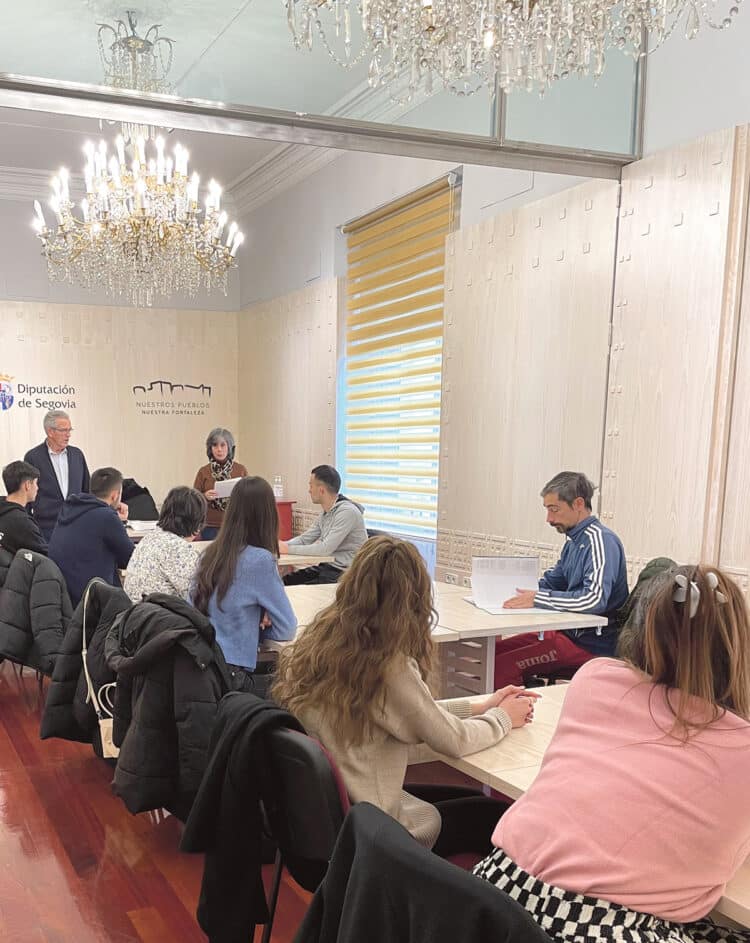 Tocar la historia con las manos: una experiencia de formación en el Archivo de la Diputación de Segovia 1 Un momento de la jornada de investigación en la Diputación Provincial de Segovia. / UVa