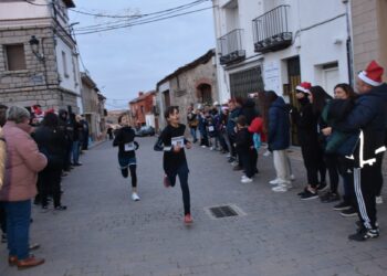 Un momento de la carrera para la categoría infantil, con expectación en las calles del municipio./ E.A.