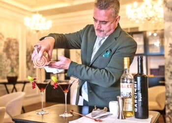 Luis Carlos Martín, en el restaurante Reina XIV del que es actualmente su jefe de sala./ E.A.