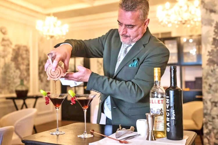 Luis Carlos Martín, en el restaurante Reina XIV del que es actualmente su jefe de sala./ E.A.