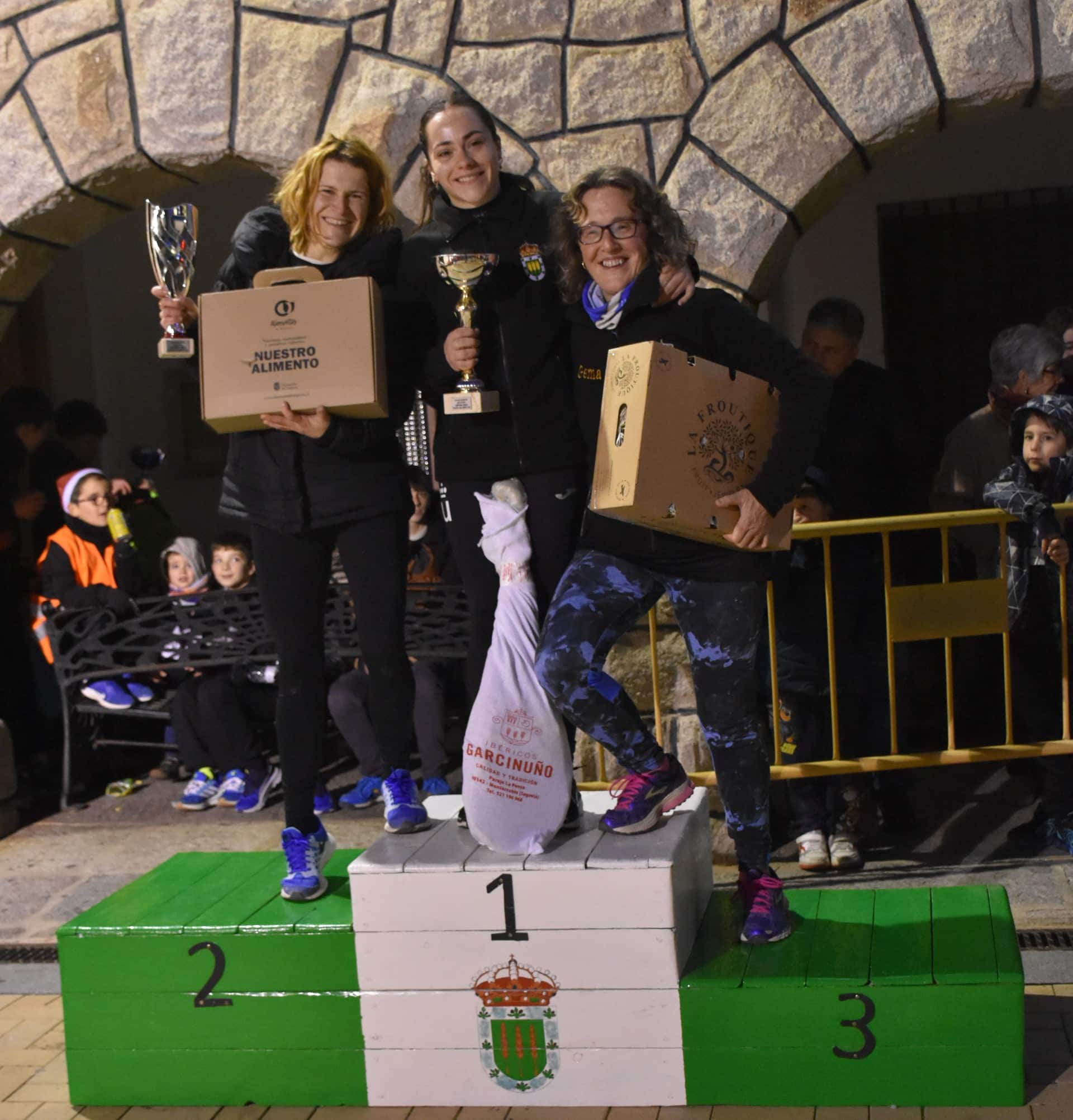 Zarzuela del Monte se vuelca con su San Silvestre 2 40 2 PODIO SENIOR FEMENINO